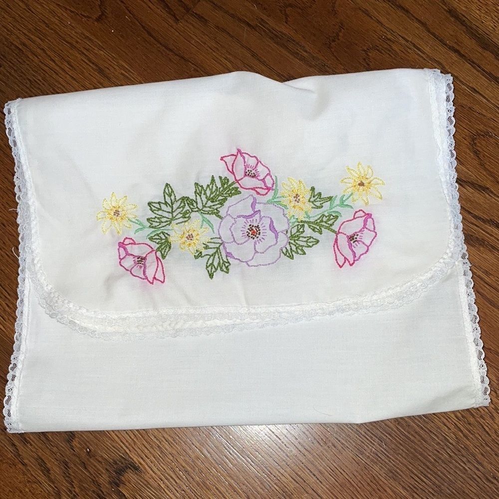 Vtg white table runner with lace trim and‎ floral embroidery